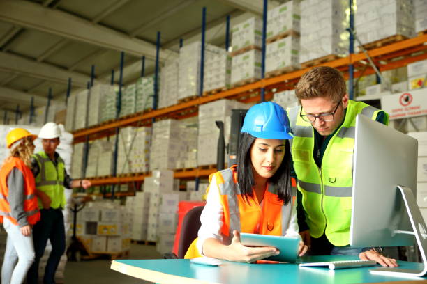 lavorare insieme in un magazzino - warehouse freight transportation checklist industry foto e immagini stock