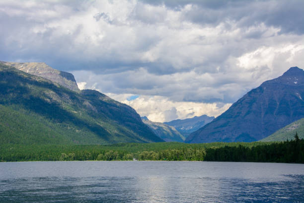 lago mcdonald nel glacier national park, montana - us glacier national park mcdonald lake mcdonald creek montana foto e immagini stock