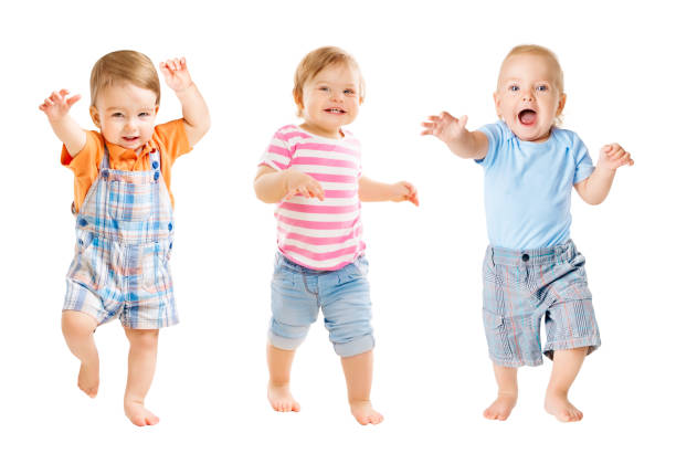 baby gehen, lustige kinder ausdruck, spielen babys isoliert weißen hintergrund, ein jahr alt - einjährig stock-fotos und bilder