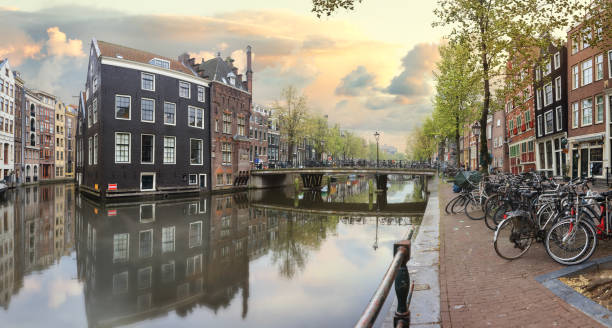 istock Old town of Amsterdam 681657030