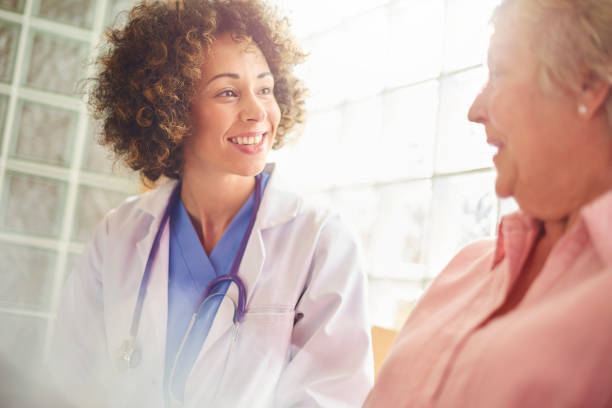 good news from the doctor - female nurse nurse scrubs female doctor imagens e fotografias de stock