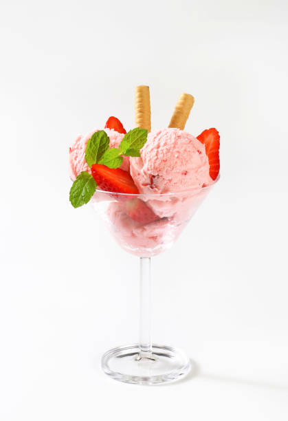 istock strawberry ice cream sundae 681723280