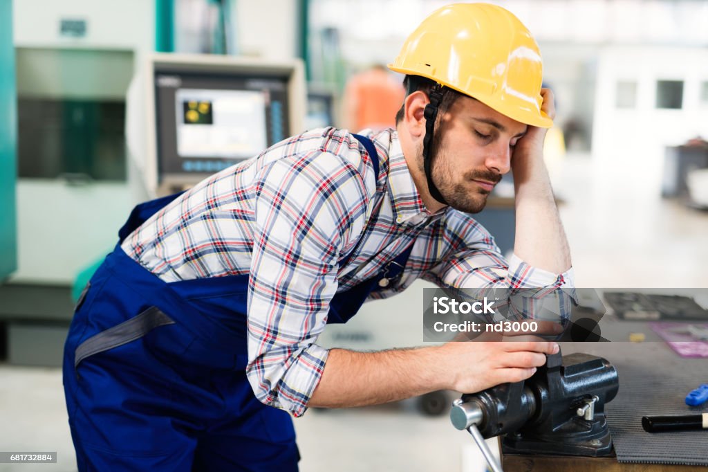 Trabalhador cansado cair no sono durante as horas de trabalho em fábrica - Foto de stock de Adulto royalty-free