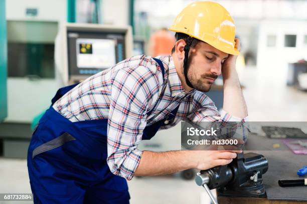 Foto de Trabalhador Cansado Cair No Sono Durante As Horas De Trabalho Em Fábrica e mais fotos de stock de Adulto