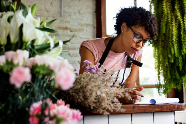 бизнес цветочного магазина с женщиной-владелица - gardening women florist flower стоковые фото и изображения