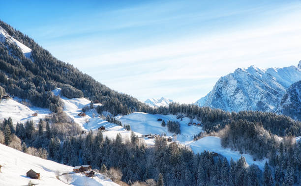 オーストリアアルプスヴォラルベルク地区のスキーロッジを持つ冬の風景 - clear sky diagonal snow winter ストックフォトと画像