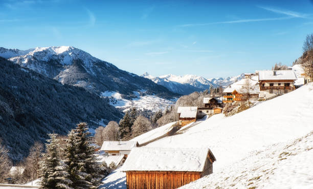 paisaje de invierno con esquí lodge en alpes austríacos área de vorarlberg - clear sky diagonal snow winter fotografías e imágenes de stock