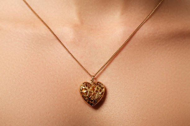 golden heart pendant. beauty and jewelry concept. woman wearing - pendant imagens e fotografias de stock