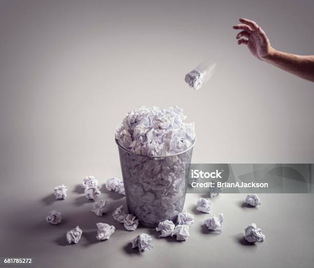 Photo libre de droit de Jetezle Dans Le Panier À Papier Ou Le Bac De Bureau banque d'images et plus d'images libres de droit de Lancer