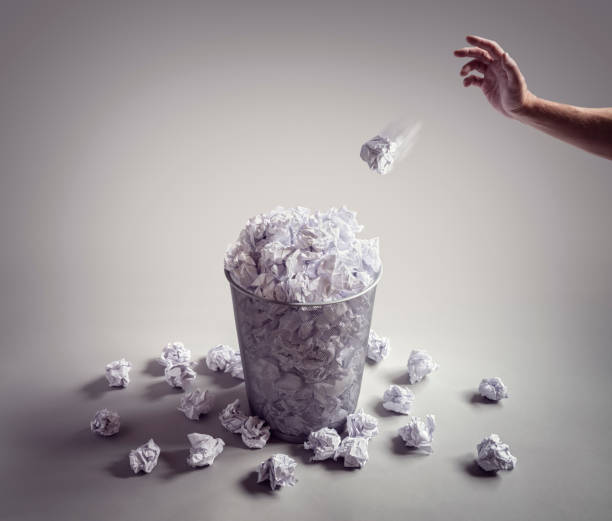 throw it in the waste paper basket or office bin - crumpled paper document frustration imagens e fotografias de stock