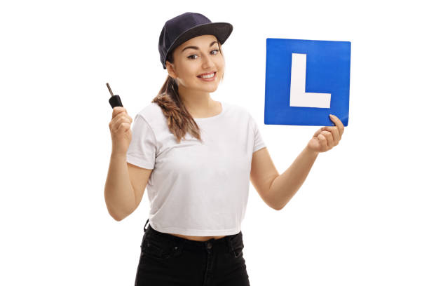 adolescente feliz con una llave de coche y una señal de l - l plate fotografías e imágenes de stock