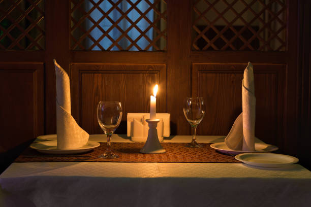 레스토랑에서 로맨틱 캔 들 라이트 디너 - honeymoon color image horizontal setting the table 뉴스 사진 이미지