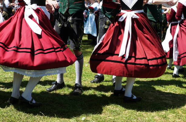 costumi tradizionali bavaresi tipici. balla fino a maggio. - german culture oktoberfest dancing lederhosen foto e immagini stock