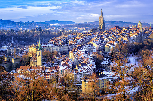 Centro histórico de Berna en un día de invierno de nieve fría, Suiza photo