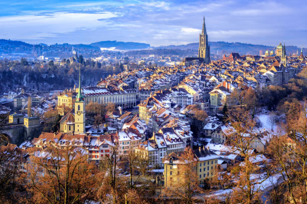 centro histórico de berna en un día de invierno de nieve fría, suiza - swiss winter fotografías e imágenes de stock