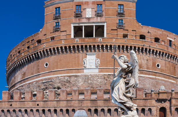 背景にランサーと天使とサンタンジェロ城の像。サンタンジェロ、アンジェロの橋。ローマ。イタリア。 - angel ponte sant angelo statue castel santangelo ストックフォトと画像