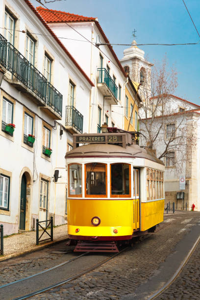 tranvía amarillo 28 en alfama, lisboa, portugal - cable car lisbon portugal portugal old fotografías e imágenes de stock
