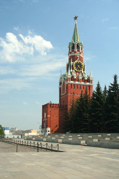 kremlin spasskaya tower with chime - perestroika imagens e fotografias de stock