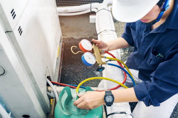 técnico es control de acondicionador de aire - air conditioner electricity repairing furnace fotografías e imágenes de stock