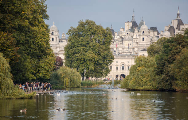 edificio del tesoro di sua maestà, vista dal parco di st. james. - london england park whitehall street palace foto e immagini stock