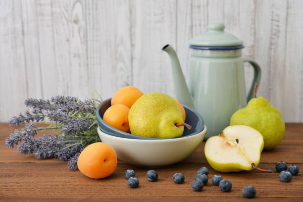 살구, 블루베리, 배 - lavender orange fruit table 뉴스 사진 이미지