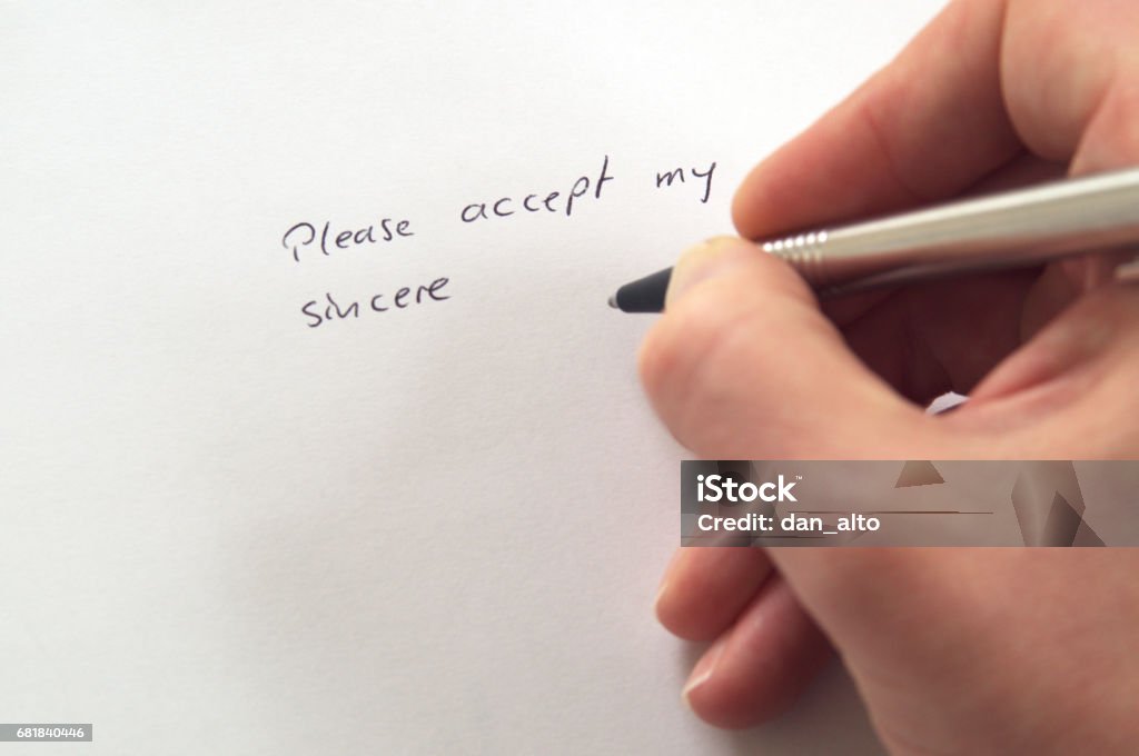 โปรดยอมรับความจริงใจของฉัน (ขออภัย) ในลายมือด้วยมือด้วยปากกาบนกระดาษสีขาว - ไม่มีค่าลิขสิทธิ์ กระดาษ - วัสดุ ภาพสต็อก