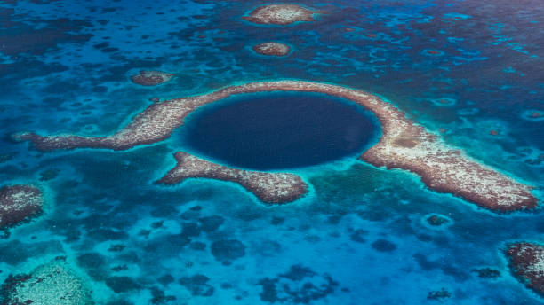 blue hole belize panorama lighthouse reef aerial view - lighthouse reef imagens e fotografias de stock