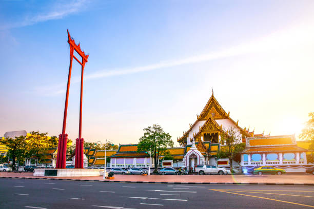 bangkok-verkehr vor giant swing - thailand culture stock-fotos und bilder