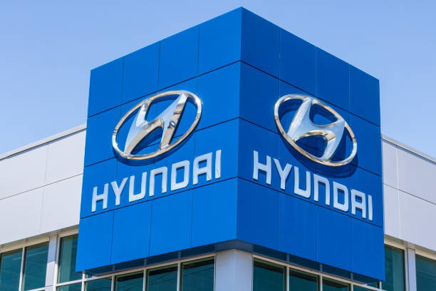 indianapolis - ca. april 2017: hyundai motor company autohaus. hyundai ist eine südkoreanische multinationale automobil hersteller iv - sports car car business editorial stock-fotos und bilder