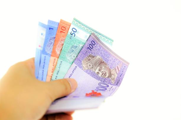 soldi in mano umana - malaysian ringgit foto e immagini stock