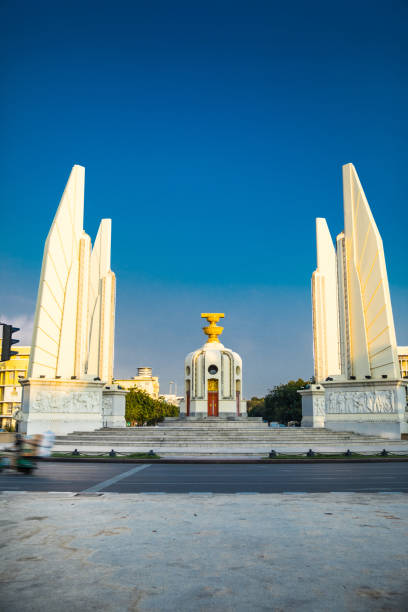 monumento da democracia em bangkok - tailândia - democracy monument - fotografias e filmes do acervo