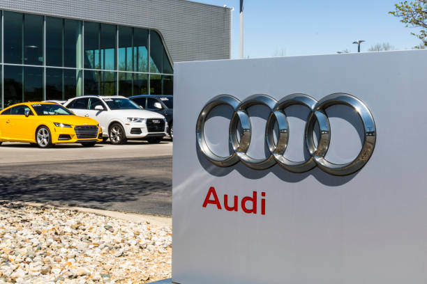 indianapolis - ca. april 2017: audi automobile und suv luxus-autohaus. audi ist ein mitglied des volkswagen konzerns ich - car dealership editorial car horizontal stock-fotos und bilder