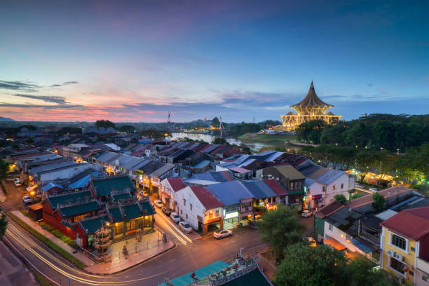 ville de kuching pendant le coucher du soleil. kuching est la capitale du sarawak. - kuching photos et images de collection