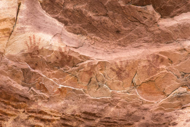 starożytne odciski dłoni na czerwonych skałach - cave painting prehistoric art north american tribal culture nevada zdjęcia i obrazy z banku zdjęć