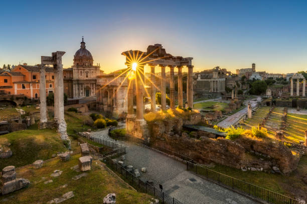 el templo de saturno por sunrise en el forum romano, roma - imperial italy rome roman forum fotografías e imágenes de stock