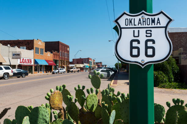 oklahoma route 66 znak wzdłuż historycznej trasy 66 w stanie oklahoma, usa. - photography north america cactus plant zdjęcia i obrazy z banku zdjęć