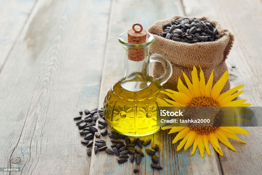 ひまわり油の瓶 - ヒマワリ種子油のロイヤリティフリーストックフォト