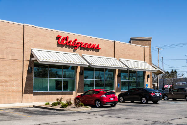 lafayette - circa april 2017: walgreens retail location. walgreens is an american pharmaceutical company xii - walgreens imagens e fotografias de stock
