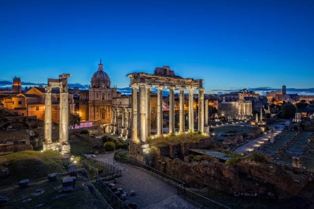 el templo de saturno por la noche en el foro romano, roma - imperial italy rome roman forum fotografías e imágenes de stock