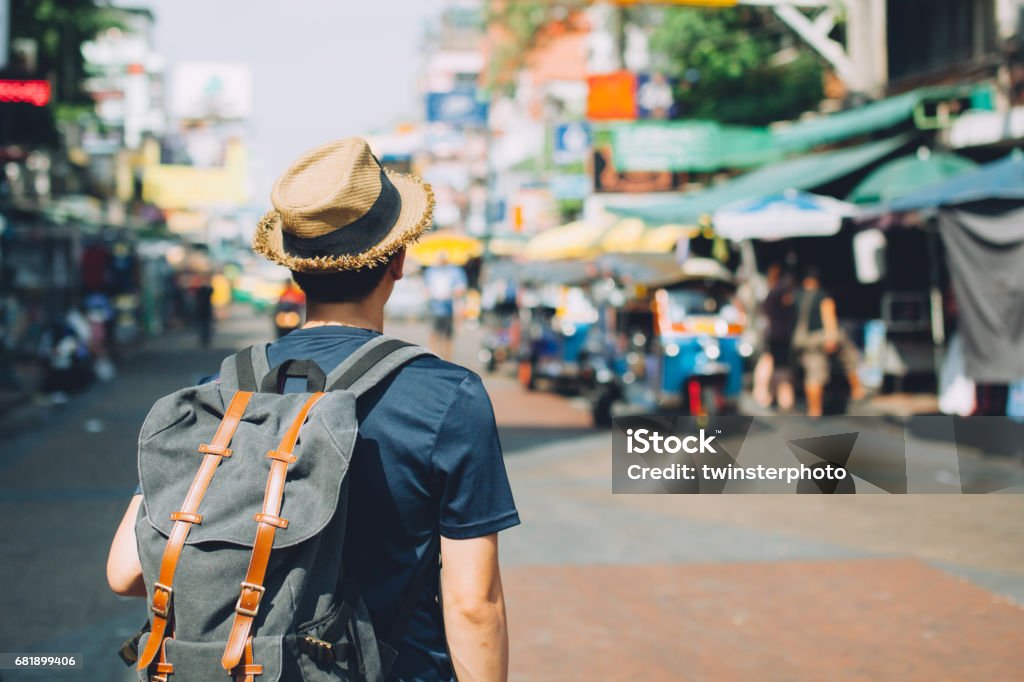 Young Asian Reisen Backpacker in Khaosan Road-outdoor-Markt - Lizenzfrei Reise Stock-Foto