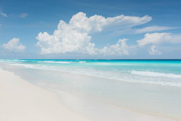 rêve des caraïbes de la plage de cancún, mexique - cumulus cloud horizon cloudscape cloud photos et images de collection