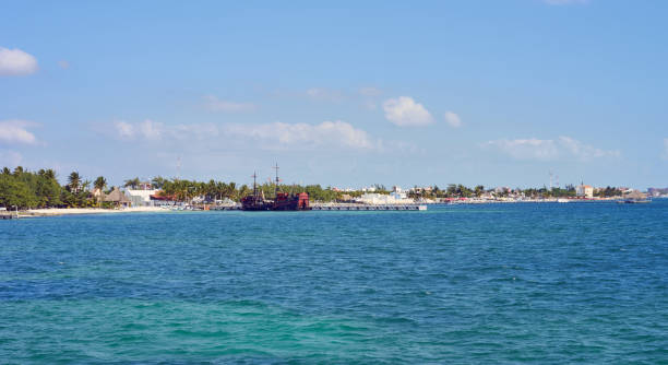 istock Caribbean coast with clear turquoise water 681931590