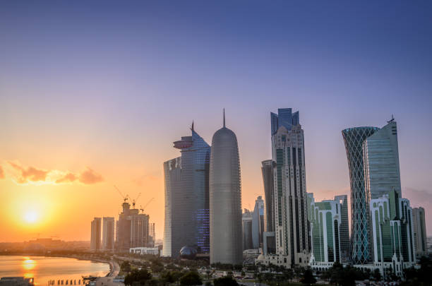 Doha, horizonte do Catar ao pôr do sol - foto de acervo