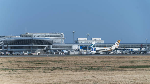 fernblick über centrair international airport - chubu centrair international airport stock-fotos und bilder