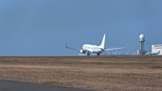 avião a jato decolando da pista em um aeroporto - chubu centrair international airport - fotografias e filmes do acervo
