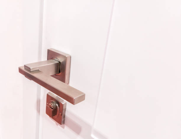 istock Modern style door handle on natural wooden door 682077634