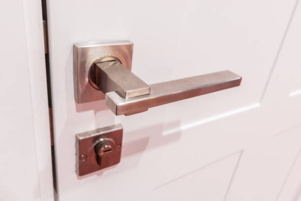 istock Modern style door handle on natural wooden door 682077714