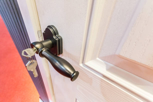 istock Modern style door handle on natural wooden door 682077850