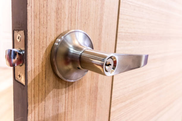 istock Modern style door handle on natural wooden door 682081382