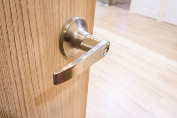 istock Modern style door handle on natural wooden door 682082038